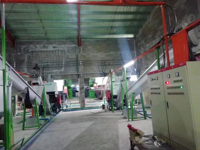 大型PET礦泉水瓶篩選、預(yù)洗、破碎、清洗 熱堿酸洗回收第二套大型生產(chǎn)線(POY級(jí)）